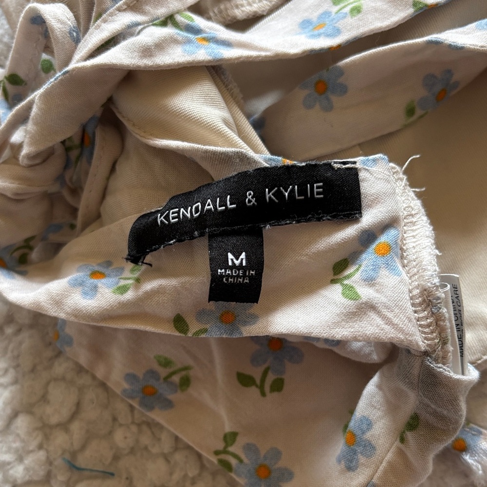 Kendall & Kylie Beige Floral Spaghetti-Strap Crop Top with Blue Flowers - Picture 3 of 3